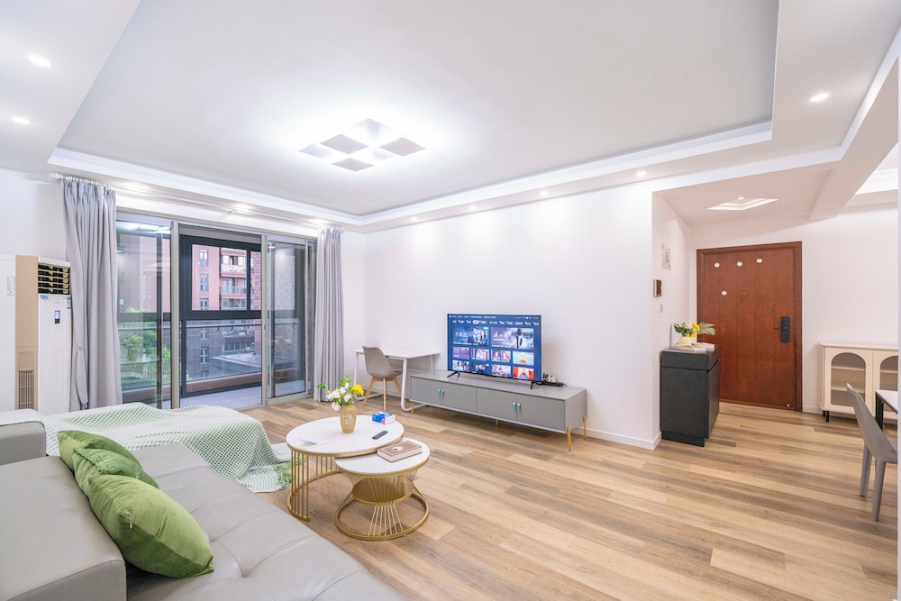 Tyms 4BR 2BA APT Riverside