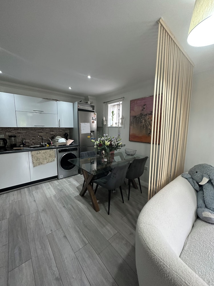 Charming Mi Casa Es Tu Casa 2-bed in Dagenham