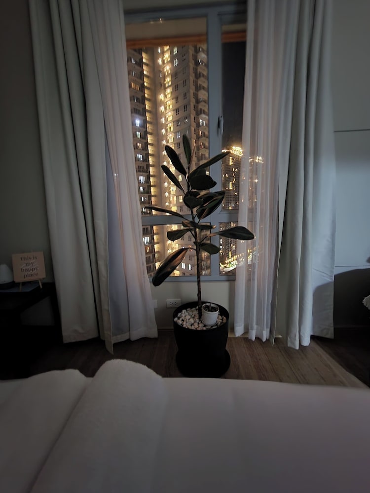 Cozy 1BR Condo in Mandaluyong City With City Skyline View