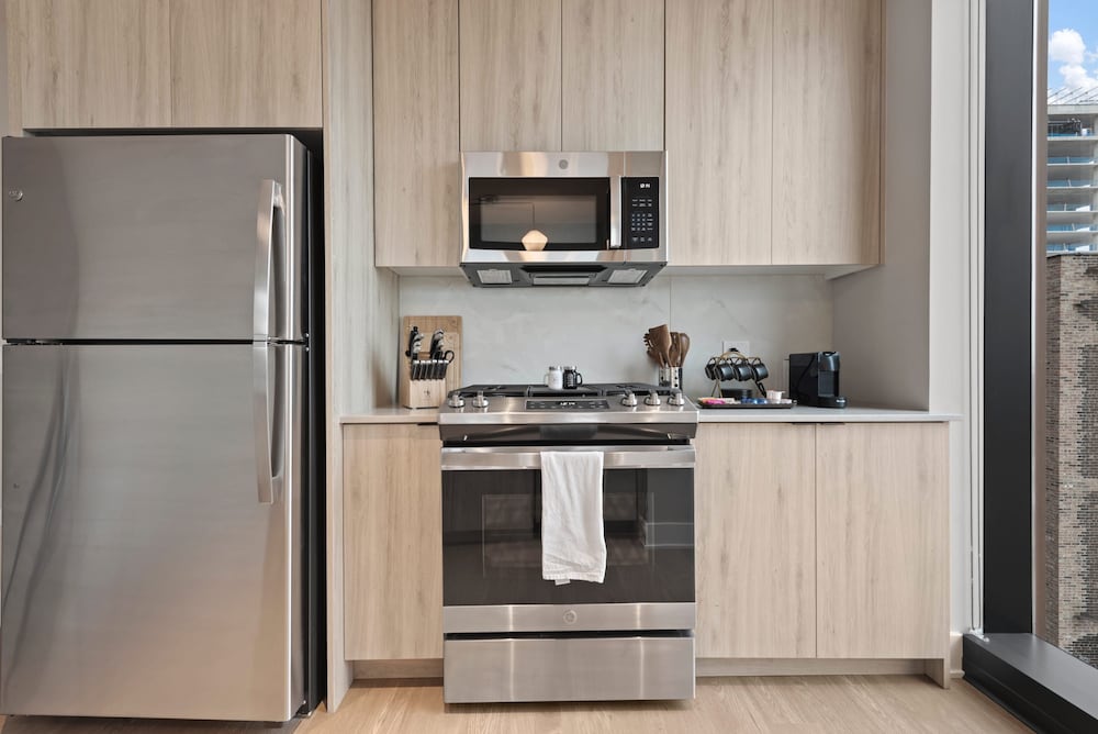 West Loop High-end 2BR Walkable City Views