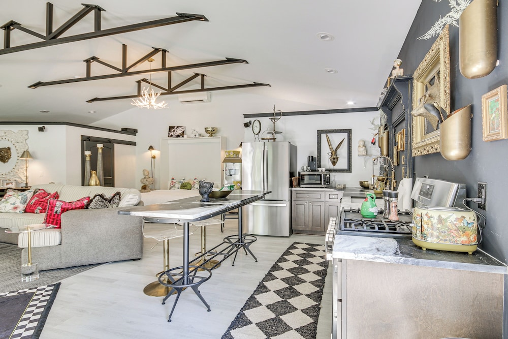 Lake Murray Studio w/ Pool & Hot Tub in Prosperity