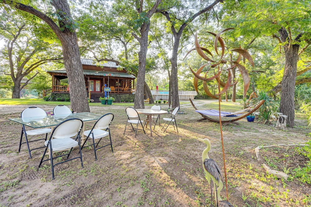 Private Pool: Fun Riverfront Retreat in Hamilton!