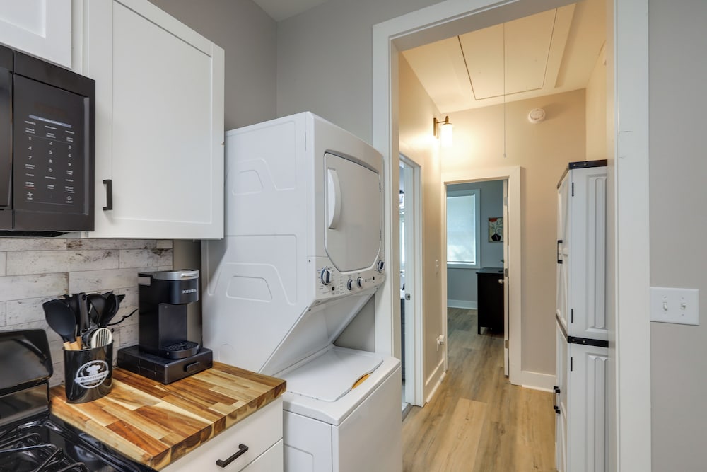 Pet-friendly ATL Hub - 9 Mi to Downtown