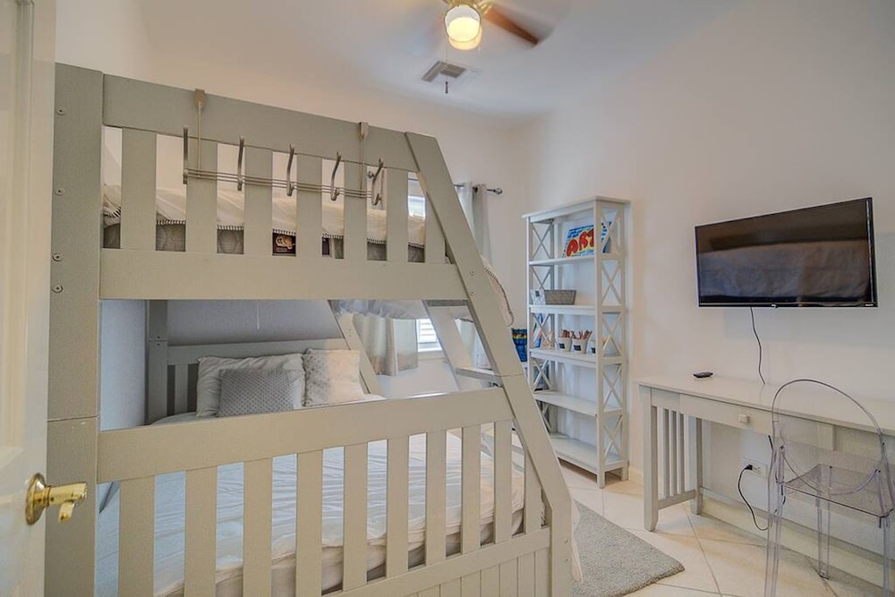 Beautiful Fam-friendly Property w Access to Sandyport Beach Resort
