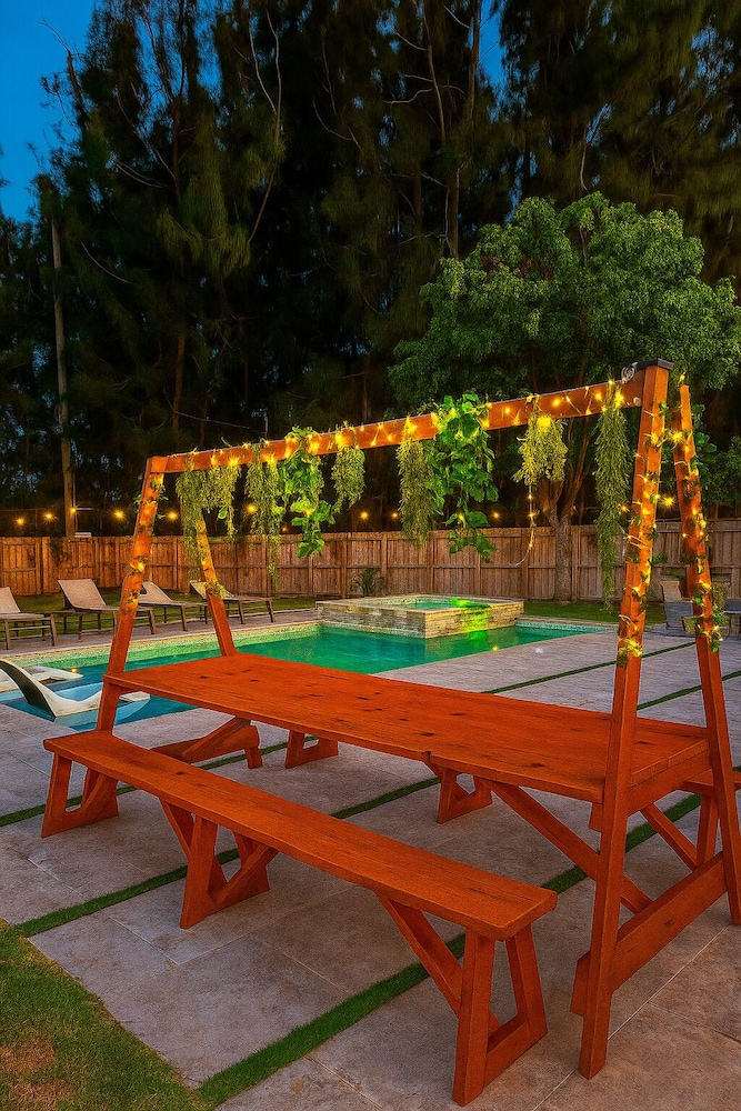 Fox Garden Home Near Downtown & Beach