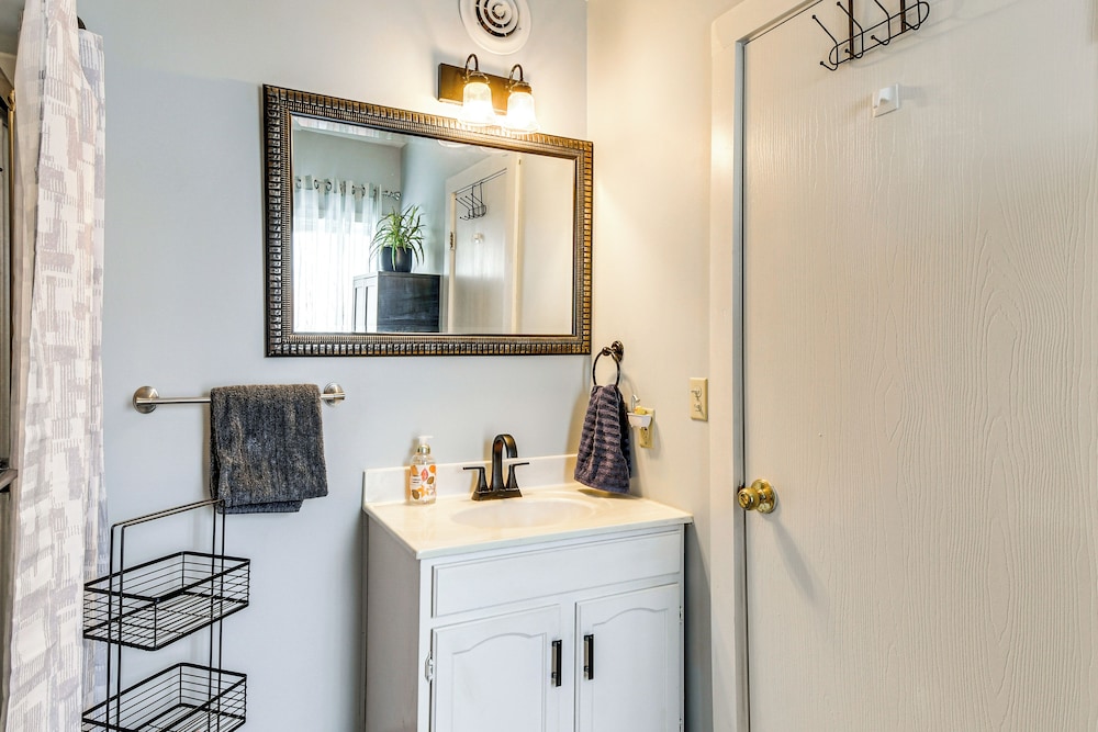 5 Mi to Dtwn Syracuse: Updated Apartment!