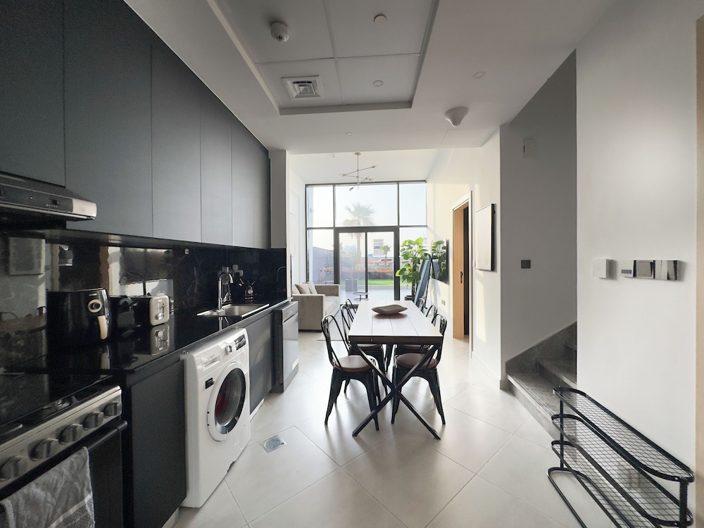 Grapeful Stay – Luxury Hostel Binghatti Avenue Tower Al Jaddaf