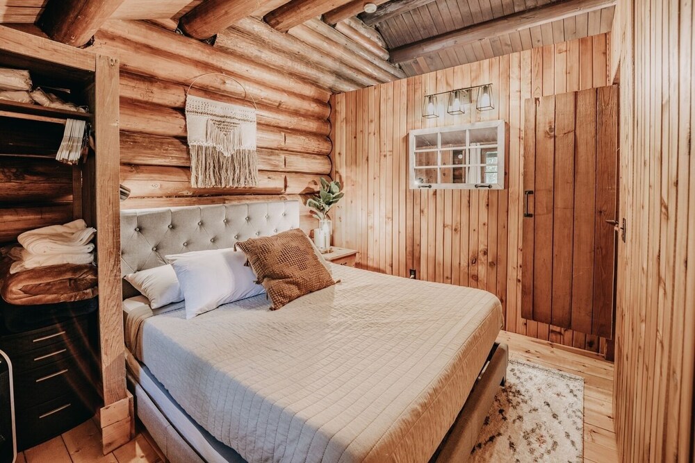 76gs - Genuine Log Cabin - Wifi - Pets Ok - Sleeps 4 2 Bedroom Home by RedAwning view 2