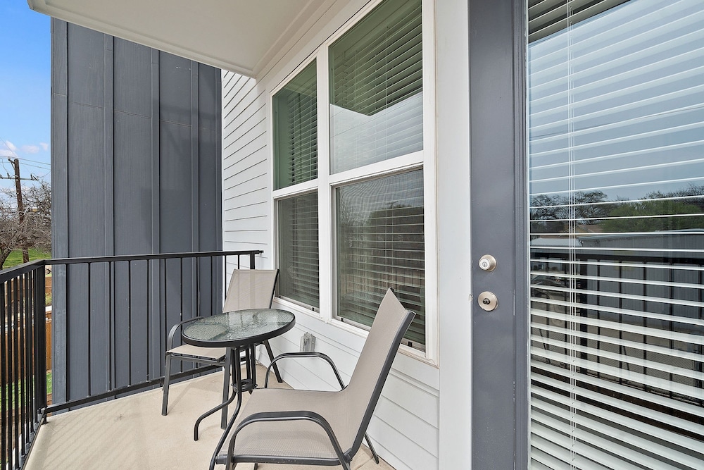 Sky-high Comfort 1BR Gym Pool Pet Friendly