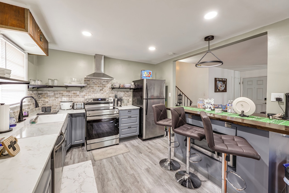 Fireplaces, Fire Pit & Family Fun: Alexandria Home