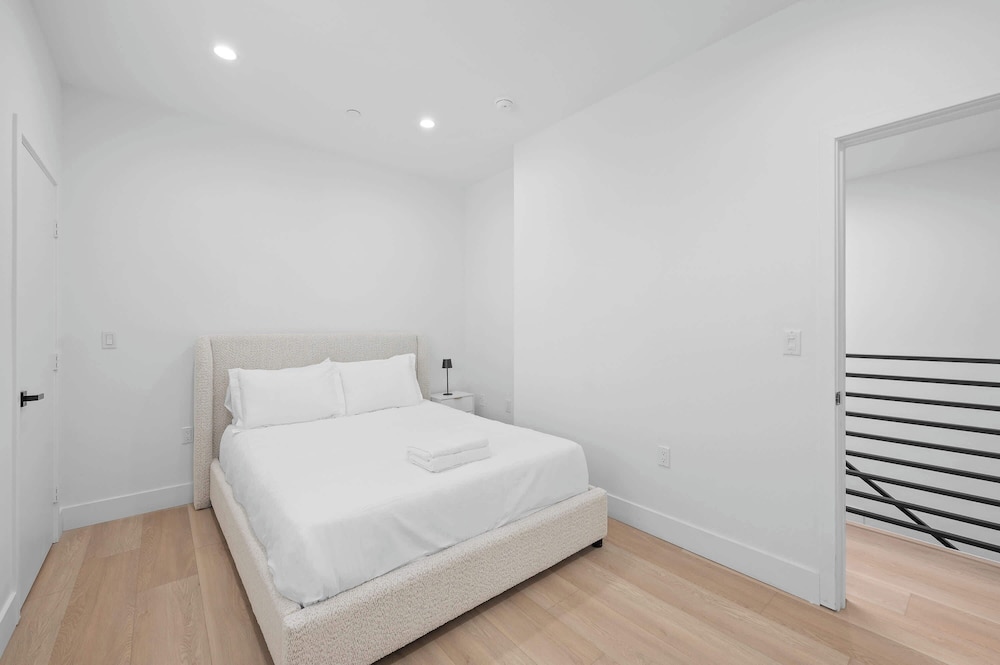 Not Affected by the Fire/modern 5BR Home With Full Amenities & Parking #2