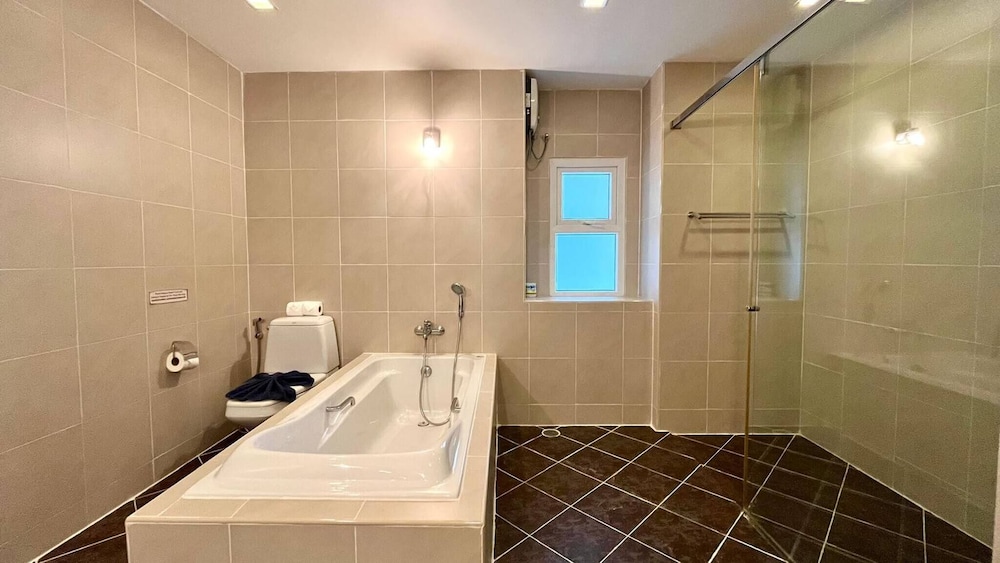 6-58 - 2 Bdr Spacious Penthouse With Shared Pool