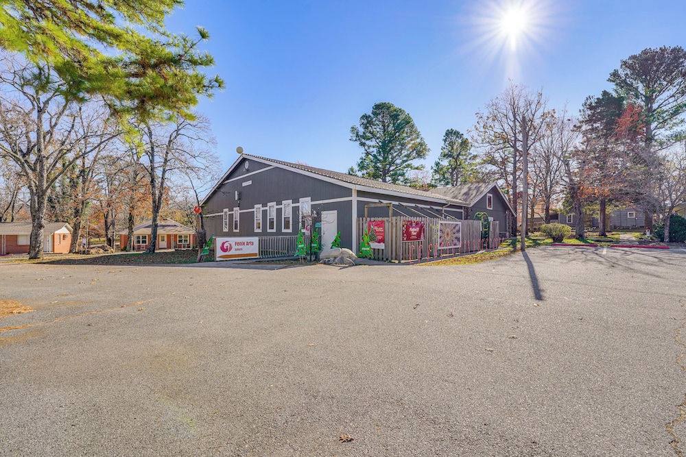 1 Mi to Dtwn Fayetteville: Home w/ Fenced Yard