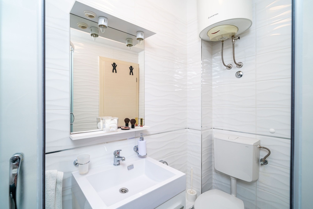 Jele Rooms