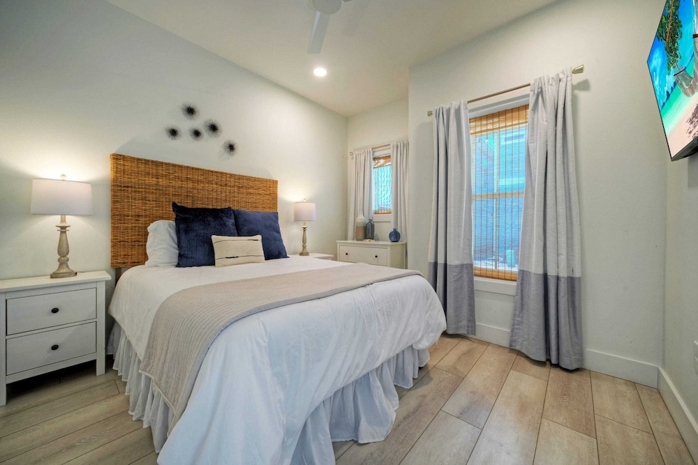Sleeps 22 2 Homes w/ Private Pool + Patio Walkable Location, Golf Cart Zone