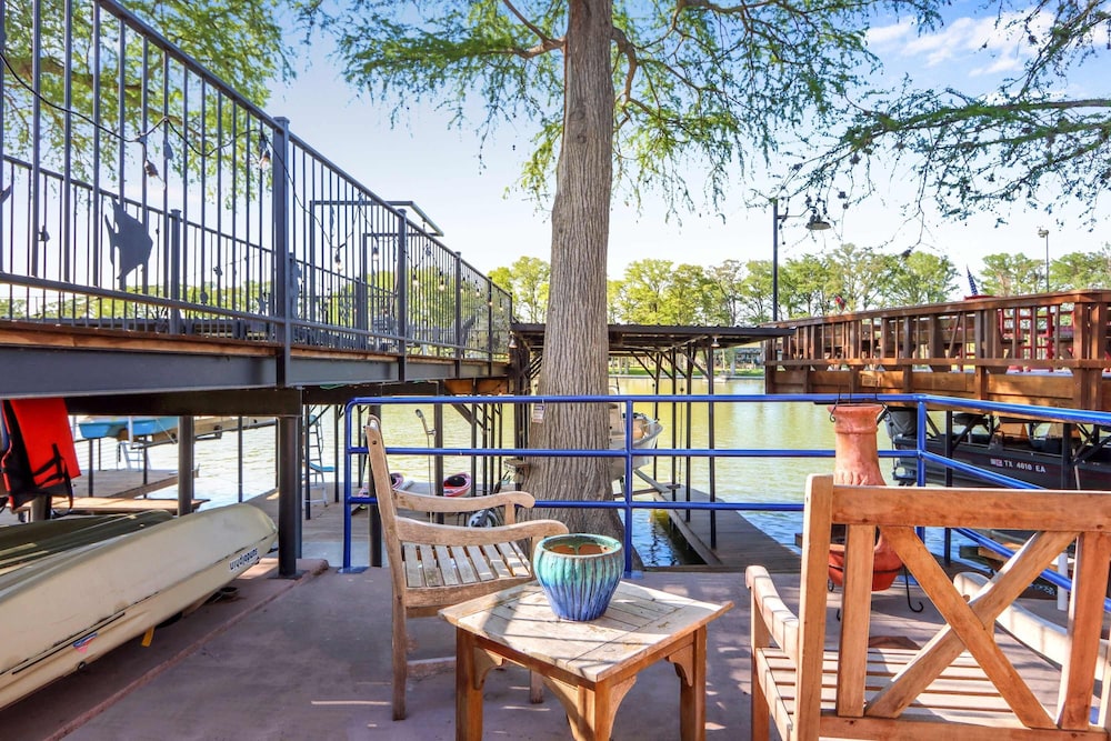 Beautiful and Relaxing Lakefront Getaway