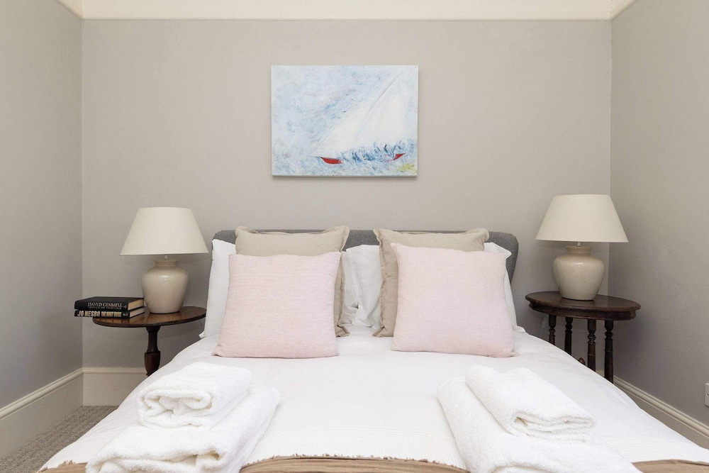 House Annexe Sleeps 18 Heated Pool