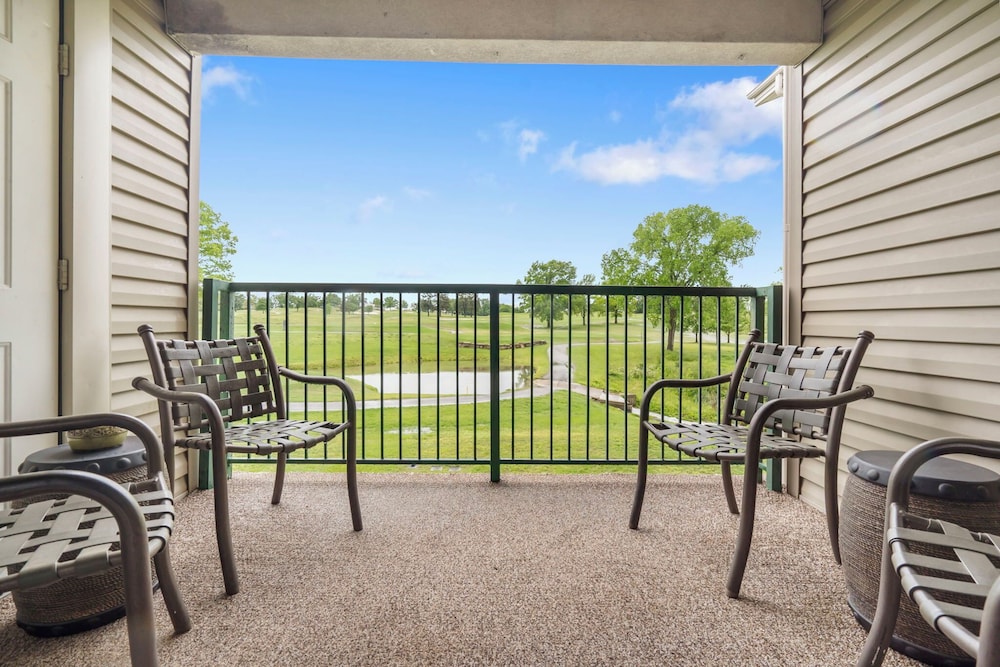 Veltings Golf View Getaway - Holiday Hills Branson - Golf Resort - Outdoor Pools view 5