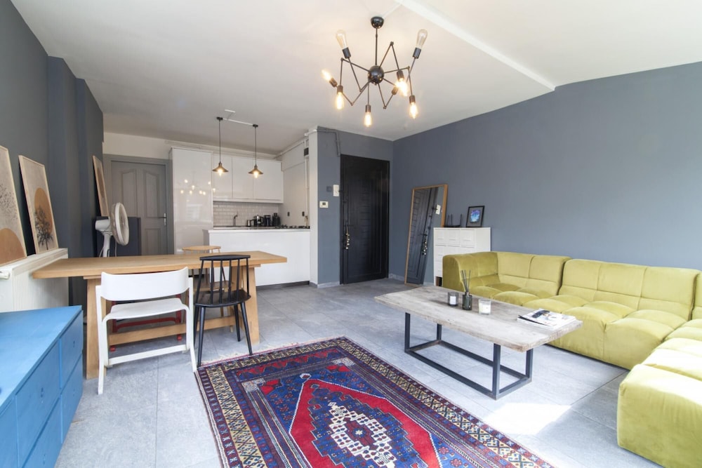 Central Flat 650 m to Metro and Cevahir in Sisli