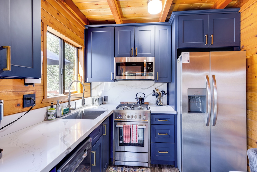 1 Mi to Skiing: Mtn-view Cabin in Big Bear Lake