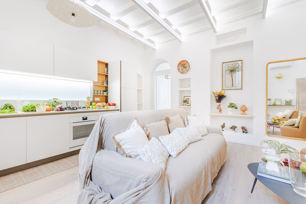 Casa Joyce in Lucca With 1 Bedrooms and 1 Bathrooms