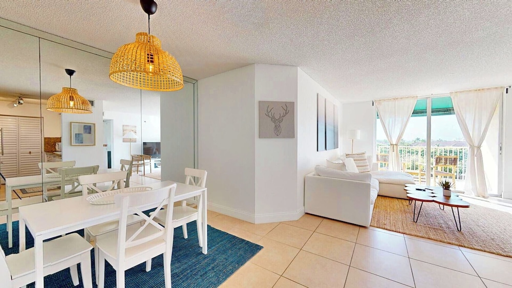 Lux Condo at Yacht Club 10min from Beach