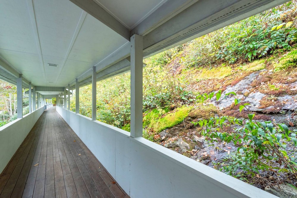 Riverfront Sanctuary Your Mountain Getaway