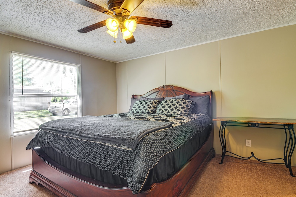 4 Mi to Bennett Spring SP: Dog-friendly Home!