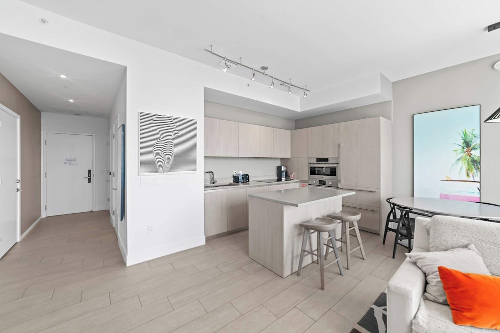 2BR Ocean Penthouse: Private Terrace & Hot Tub