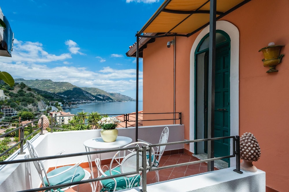 Casetta Amelia With Seaview by Wonderful Italy