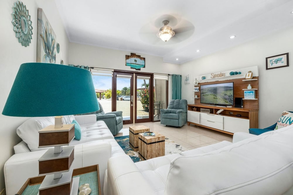 2BR 3min Walk 2 Eagle Beach Pool GYM Parking