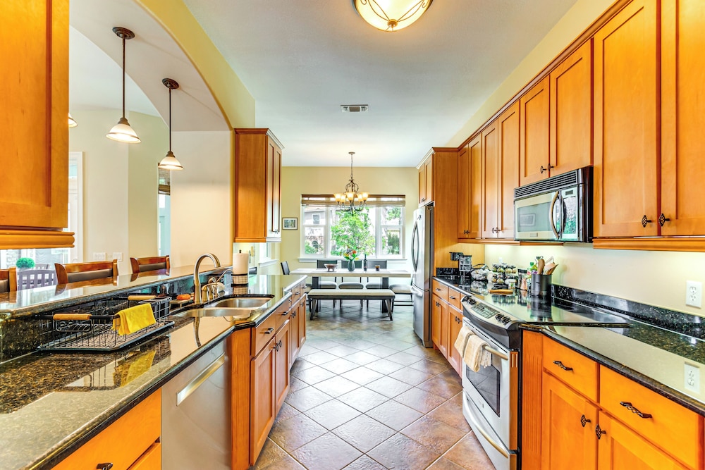 Steps to Bay: Tranquil Navarre Retreat w/ Balcony