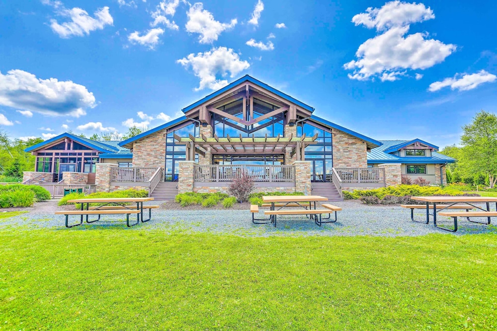 Family Home in Arrowhead Lake w/ Fire Pit!