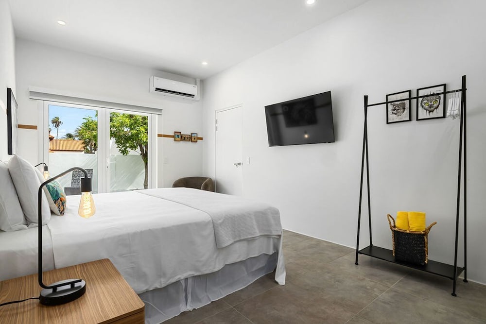 Modern Trestrapi Beach Villa 8 bed 8 Bath 2 Pools