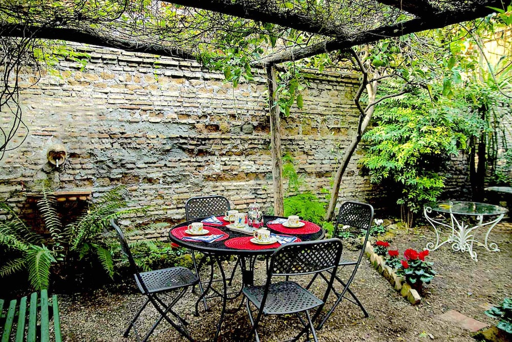 Rome With a Garden Delightful 1 Bedroom Apartment With Private Garden in Historic Trastevere