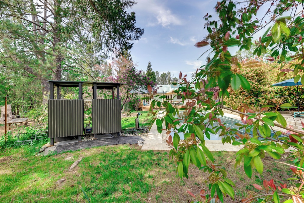 Pool & Deck: Wine Country Hideaway in Middletown!