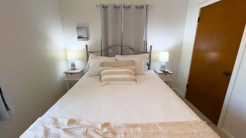 Fun Retro Island Vibe Sleeps 17 Beach 1 Block 4 Bedroom Home