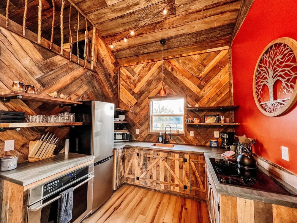 Treehouse Hot tub on 60 Acre Farm Near Downtown