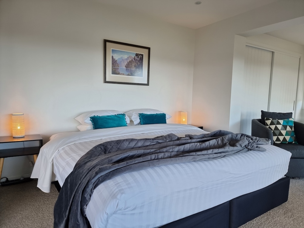 Fabulous Milford 1BR With Views & SkyTV view 3