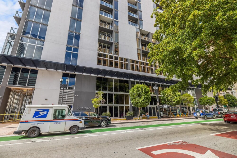 Cozy Downtown Pad- Luxe Rooftop Pool gym and More