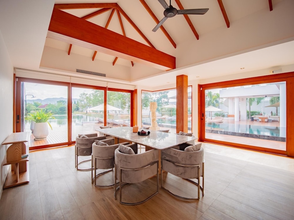 Luxurious 5bedroom White Estate Villa Private Lake