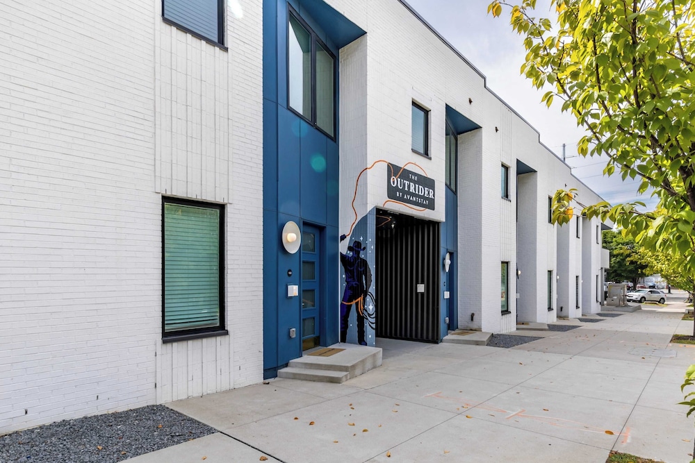 Sleeps 28 2 Units Near DT Nashville Outrider by Avantstay