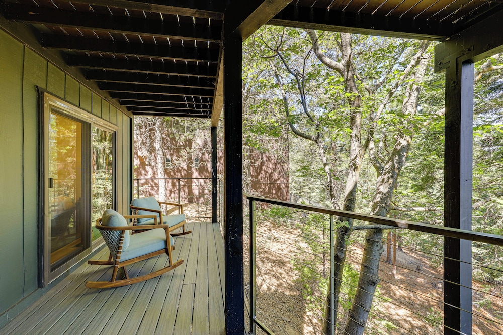 Stunning Forest Views: Luxury Lake Arrowhead Cabin
