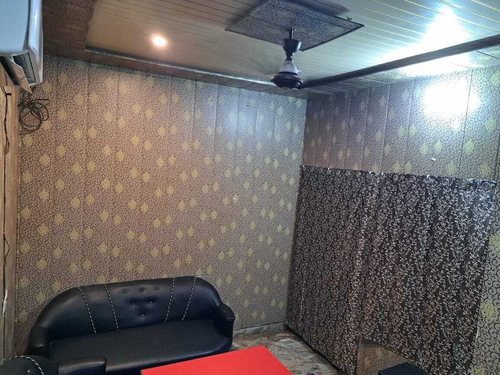 Pari Ac Restaurant & Hotel