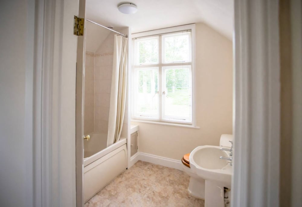 Benhams Country Cottage - From 250 Per Night