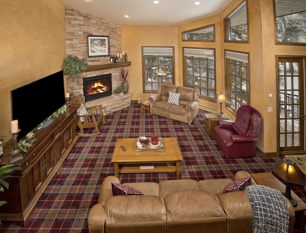 Alpine Creek #6 4 Bedroom Home by RedAwning
