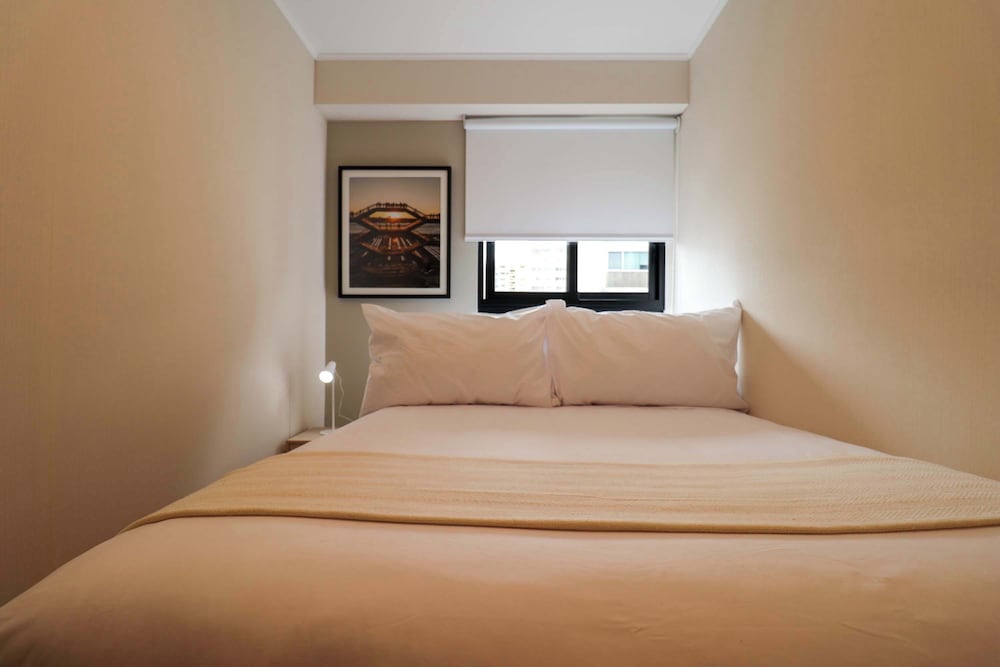 w Beautiful 2BR w Balcony in Miraflores