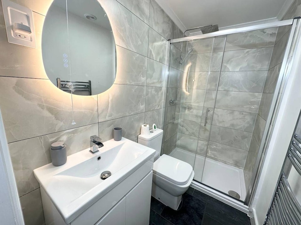 Southsea 5-bed Seaside Retreat- Sleeps 11 & Garden
