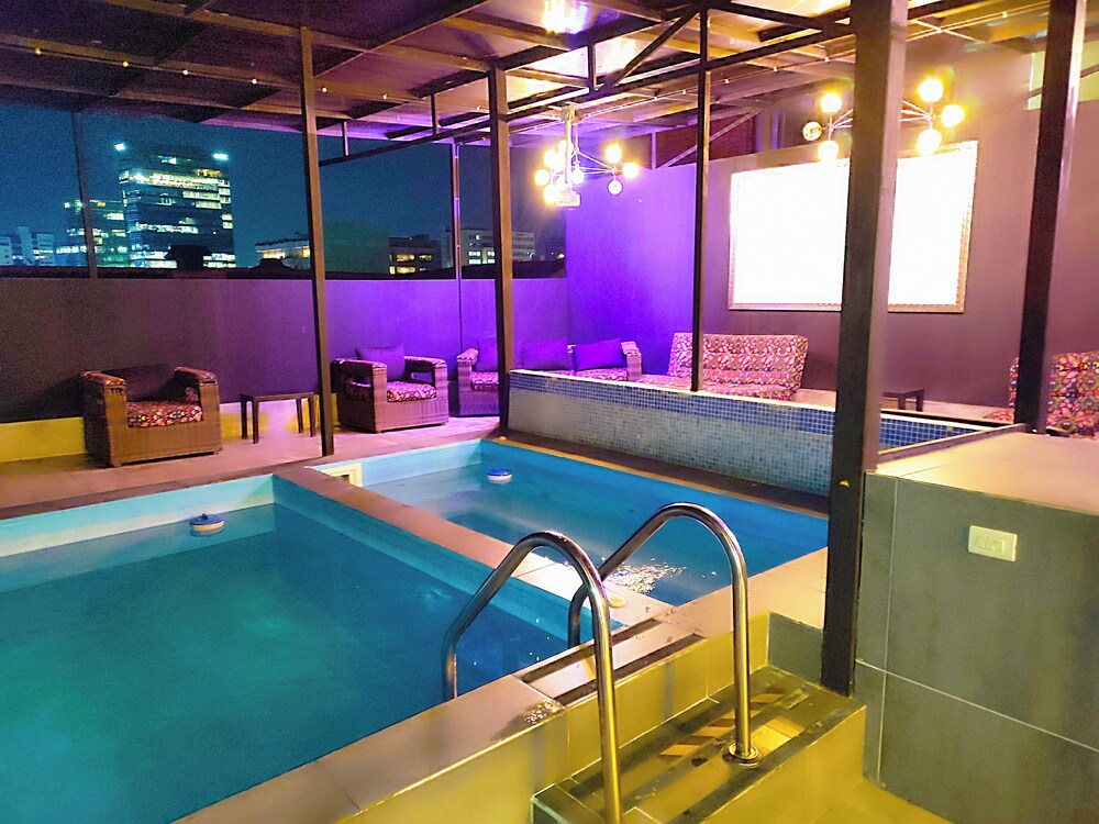 $ PROMO $ 11 Bedrooms with bathrooms Aprtmnt + 2 Jacuzzis and a rooftop pool. @Poblado