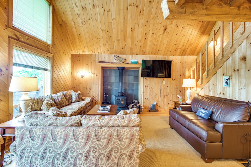 8 Mi to Okemo Mountain Resort: Mtn-view Retreat!